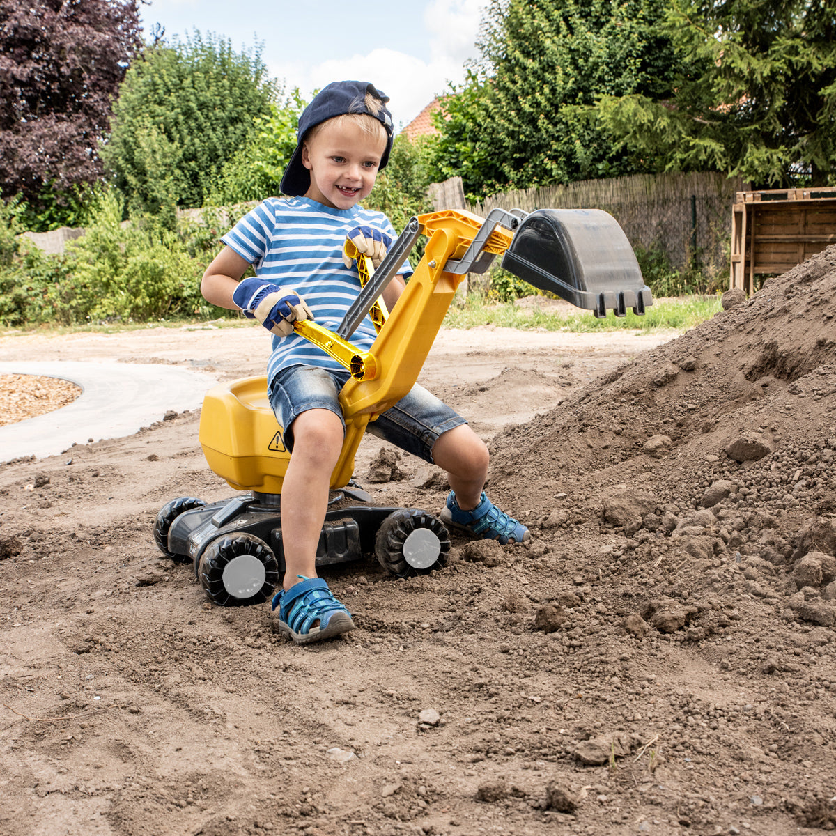 Cat digger lifestyle with kid